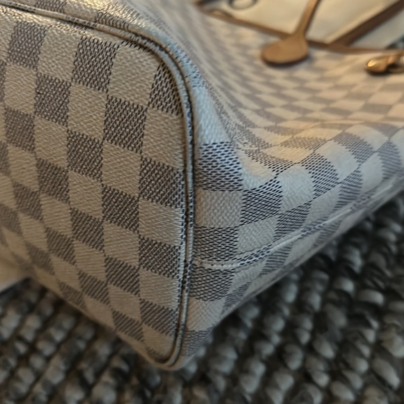 The Neverfull MM tote unites timeless design with heritage details. - Picture 11 of 17